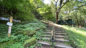 橋梁に登るために整備された階段