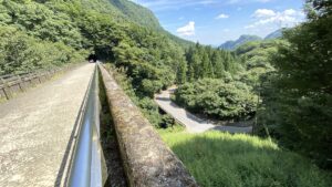 橋梁から国道18号を見下ろす